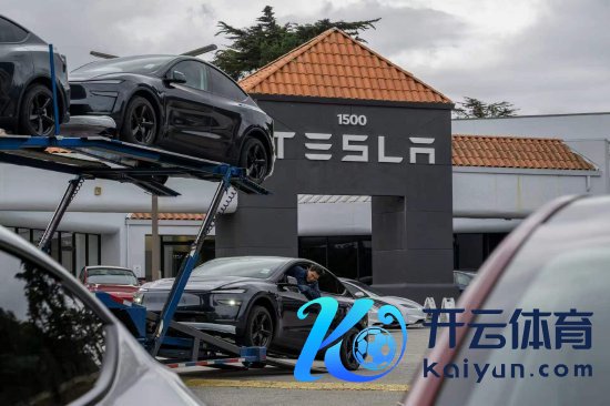 别称车辆输送司机在加利福尼亚州科尔马市的特斯拉门店卸载特斯拉Model Y。